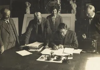 Signing of the tender for Sydney Harbour Bridge construction